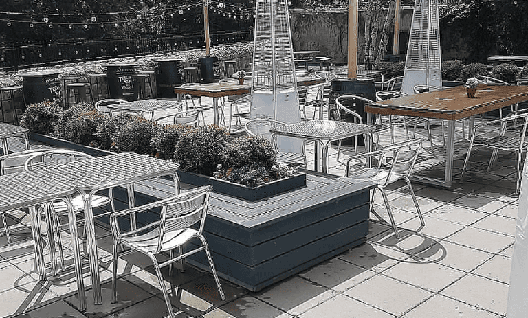 Publicans call on Government to abolish the 15-person outdoor dining limit