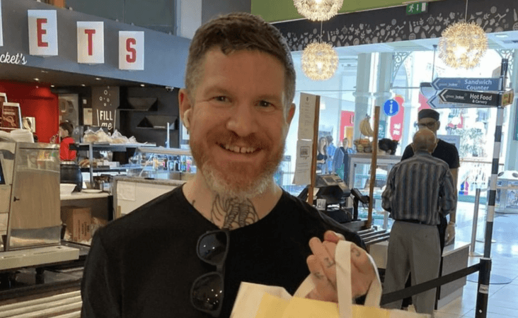 VSC say ‘thnks fr th mmrs’ as Fall Out Boy drummer pays a visit
