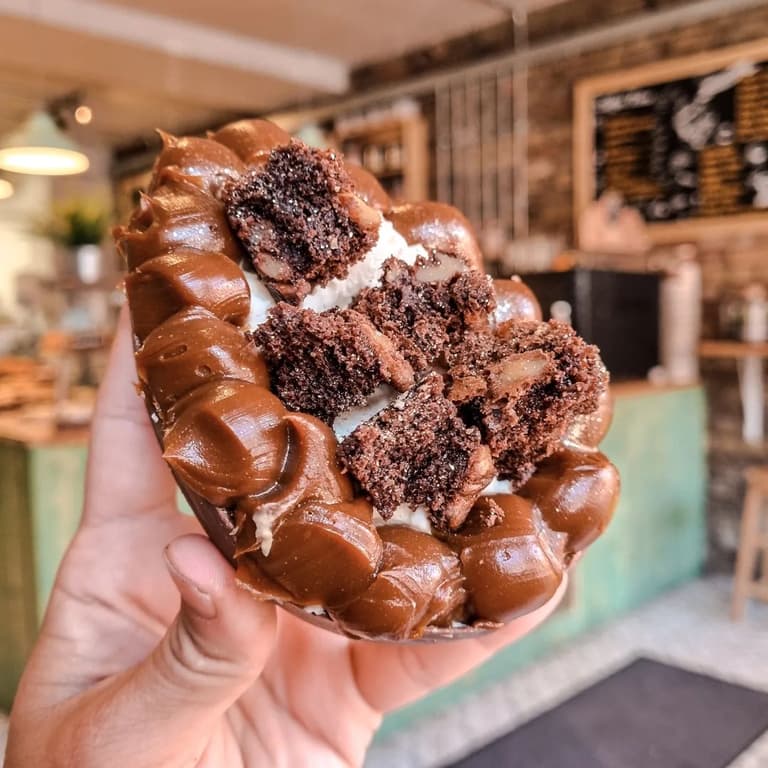 You can now get cake INSIDE an easter egg at this Dublin 8 bakery