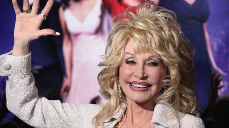 Dolly Parton is selling Christmas cards posing at the Ha’penny Bridge Dolly Parton is selling Christmas cards posing at the Ha’penny Bridge