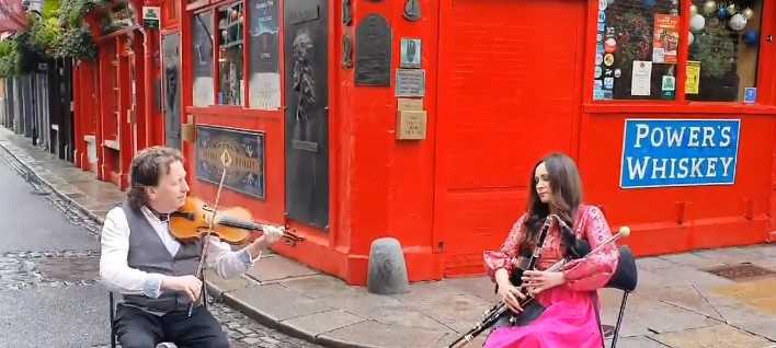 WATCH: Two musicians play their lament to an empty Temple Bar WATCH: Two musicians play their lament to an empty Temple Bar