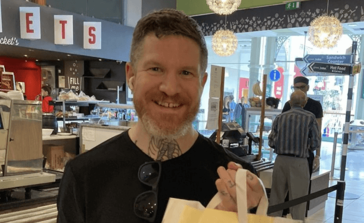 VSC say ‘thnks fr th mmrs’ as Fall Out Boy drummer pays a visit VSC say ‘thnks fr th mmrs’ as Fall Out Boy drummer pays a visit