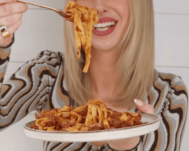 2 for €10: Simple slowcooker beef ragu tagliatelle with cheesy garlic bread 2 for €10: Simple slowcooker beef ragu tagliatelle with cheesy garlic bread